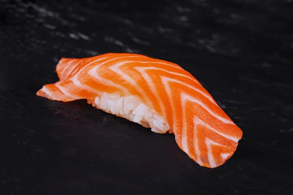 Salmon Nigiri Sushi Atas Batu Hitam — Stok Foto
