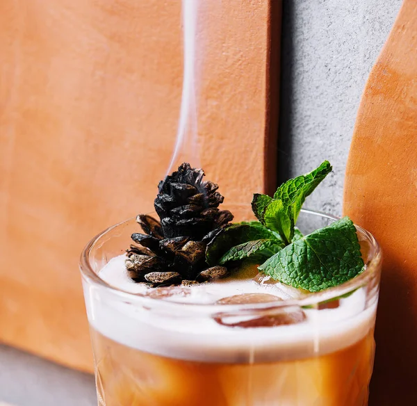 Cocktail Com Cone Cedro Doce Preservado — Fotografia de Stock