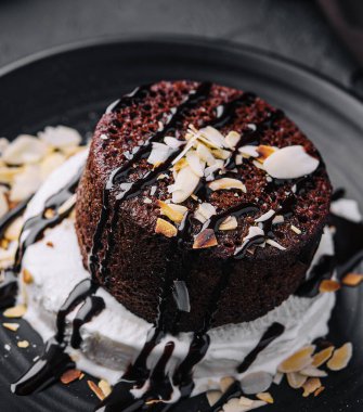 Taze brownili tabak ve siyah tabakta dondurma.