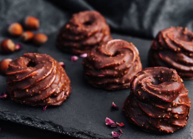 Kekler taş tahtada çikolata jöleli