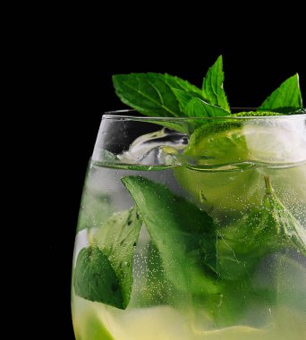 Taze mojito ve şarap bardakları taşta.