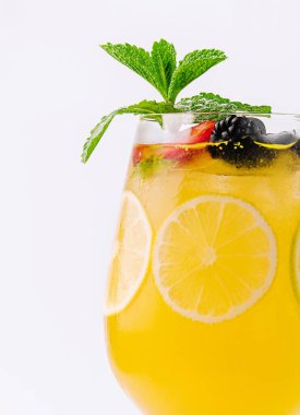 Beyaz arka plandaki plaj kokteylinde