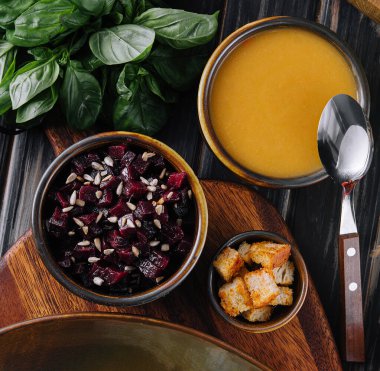 Pancar salatası ve balkabağı çorbası.