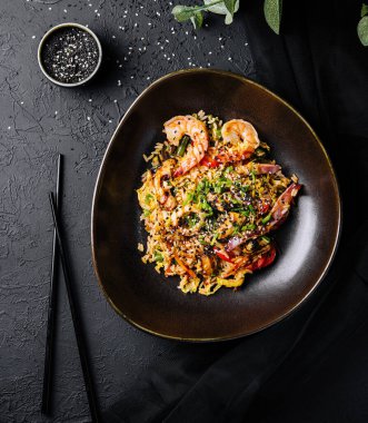 Çin tavasında hazırlanmış deniz ürünleri ve sebzeli pilav manzarası.