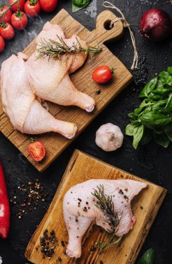 Taze çiğ tavuk butları, baharatlı bacaklar.