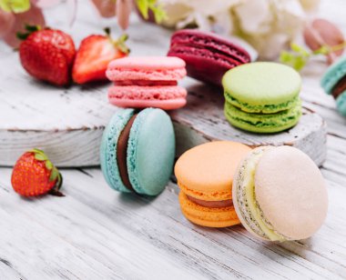 Fransızca macaroons. kahve, çikolata, vanilya ve ahududu macaroons