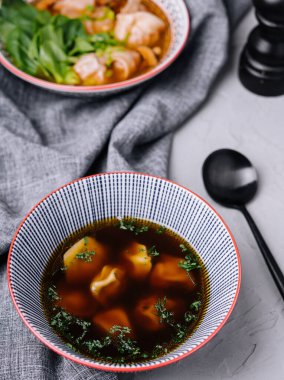 Wonton çorba kasesi. Yeşil soğanlı karides ya da domuz çorbası.