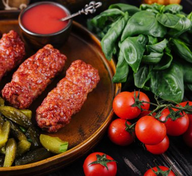 Et ruloları mititei veya mici geleneksel Romanya yemekleri