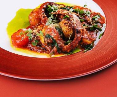 Kızarmış ahtapot ve domates soslu midye.