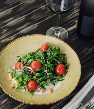 Çam fıstıklı domates salatası.