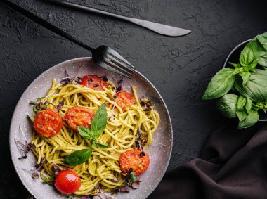 Vejetaryen Makarna spagetti fesleğen pesto ve kiraz domates ile