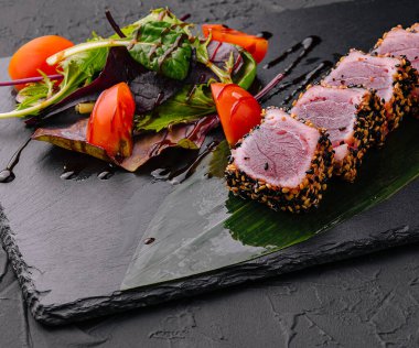 Sushi soslu ton balığı bifteği.