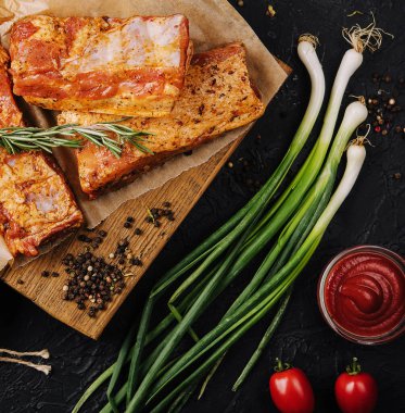 Marine domuz biftek kesme tahtası ve yemek pişirmek için malzemeler