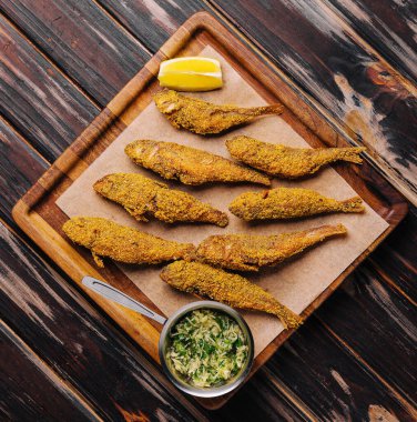 Kızarmış ahşap bir tahtanın üzerinde eritilmiş.