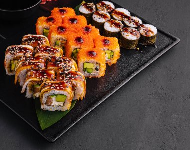 Taş servis tahtasındaki büyük rulo.