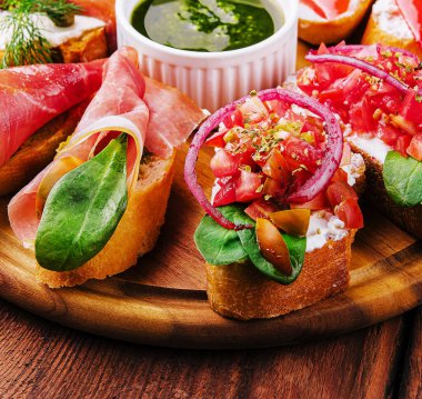 Tahtadaki farklı bruschetta.