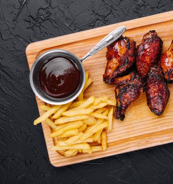 Kızarmış tavuk kanadı ve bacakları.