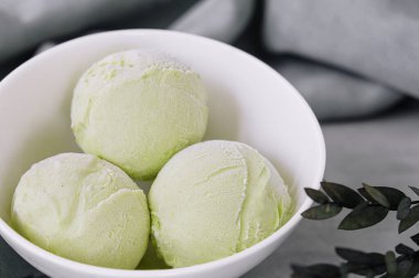 Fıstıklı dondurma kasede kepçeyle