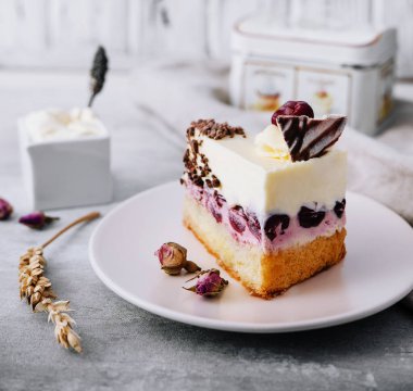 Tabakta vişneli kek dilimi