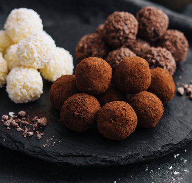 Taş tahtada üç çeşit çikolata topu var.