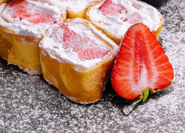 Krep krema ve çilek ile