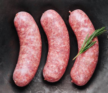 Kızartma tavasında çiğ Romen sosisi