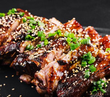 Siyah tabakta dilimlenmiş domuz pirzolası.