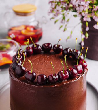 Kirazla süslenmiş çikolatalı pasta.