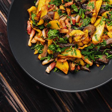 kızarmış patates mantar ve soğan ile