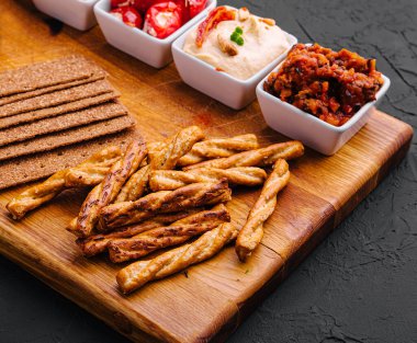 Ahşap tepside çeşitli soslar.