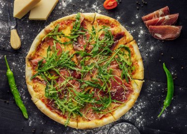 İtalyan pizzası. prosciutto di parma. en üstteki görünüm