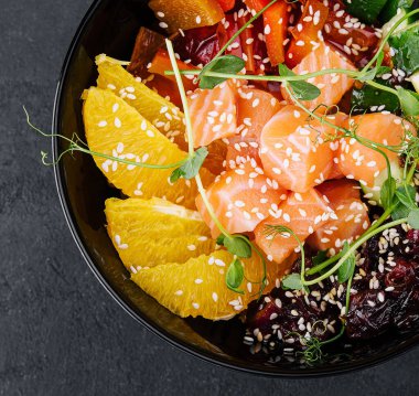 Somon, salatalık, biber ve portakalla karıştırın.