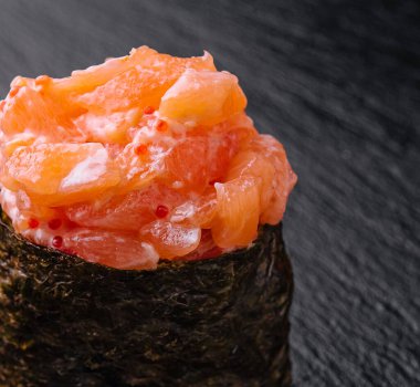 Gunkan ve somon siyah üzerine yakın çekim