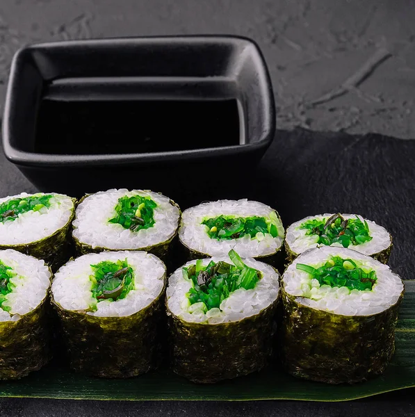 Çinde Taze Soğan Olan Maki Sushi — Stok fotoğraf