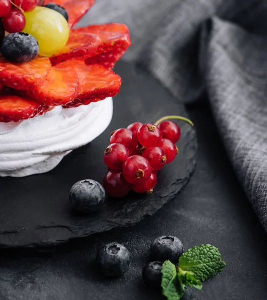 Mini Pavlova Meringue Cake Versierd Met Verse Bessen — Stockfoto
