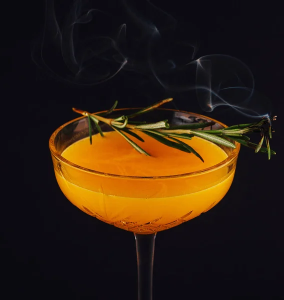 Cocktail Alecrim Rum Dourado Alecrim Suco Frutas Xarope — Fotografia de Stock
