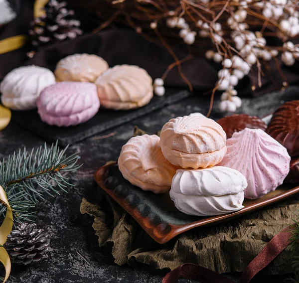 巧克力釉料和圣诞装饰中的棉花糖蛋糕 — 图库照片