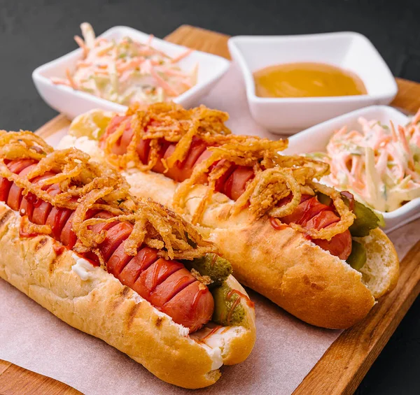 Heerlijke Gastronomische Gegrilde Hotdogs Met Mosterd Augurken — Stockfoto