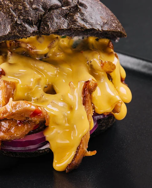 Zwarte Hamburger Met Getrokken Varkensvlees Closeup — Stockfoto