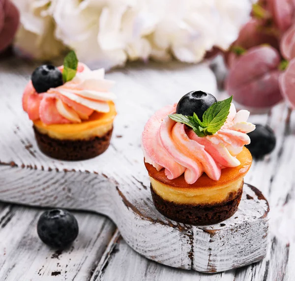 ピンククリームとフレッシュブルーベリーのチョコレートカップケーキ — ストック写真