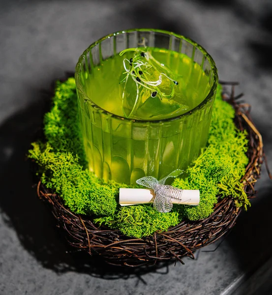 Une Boisson Alcoolisée Verte Dans Verre Transparent — Photo