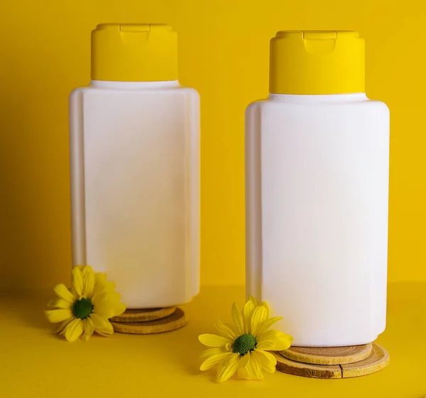 Kosmetické Přípravky Heřmánkovými Květy Žlutém Pozadí — Stock fotografie