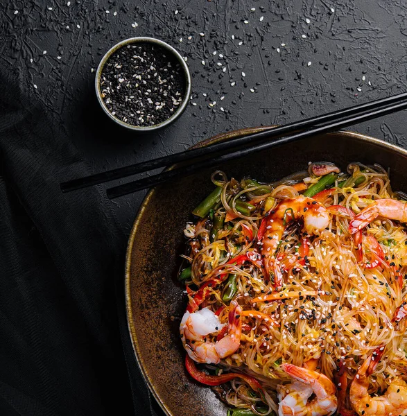 stock image Stir fry noodles with vegetables and shrimps in black bowl