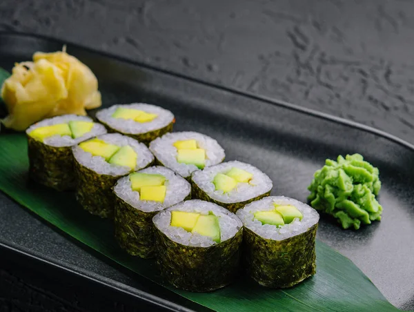 Maki Sushi Roll Awokado Czarnej Płycie — Zdjęcie stockowe