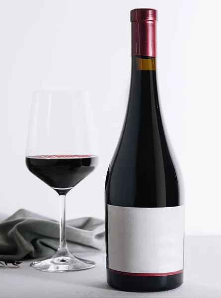 Μπουκάλι Και Ποτήρι Κόκκινο Κρασί — Φωτογραφία Αρχείου