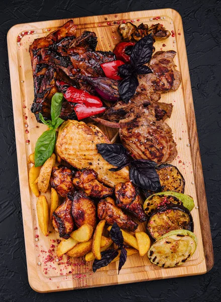 Mixed Meat Dish Grilled Ribs Chicken Wings Rack Lamb Vegetables — Stockfoto