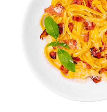 Pastırmalı makarna ve beyaz tabakta fesleğen.