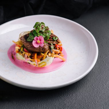 Tabağında taze salata olan sığır eti madalyonları