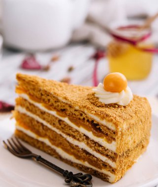 Tabakta portakallı cheesecake, ahşap masada.
