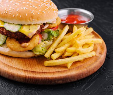 Soğan halkalı sulu burger ve patates kızartması.